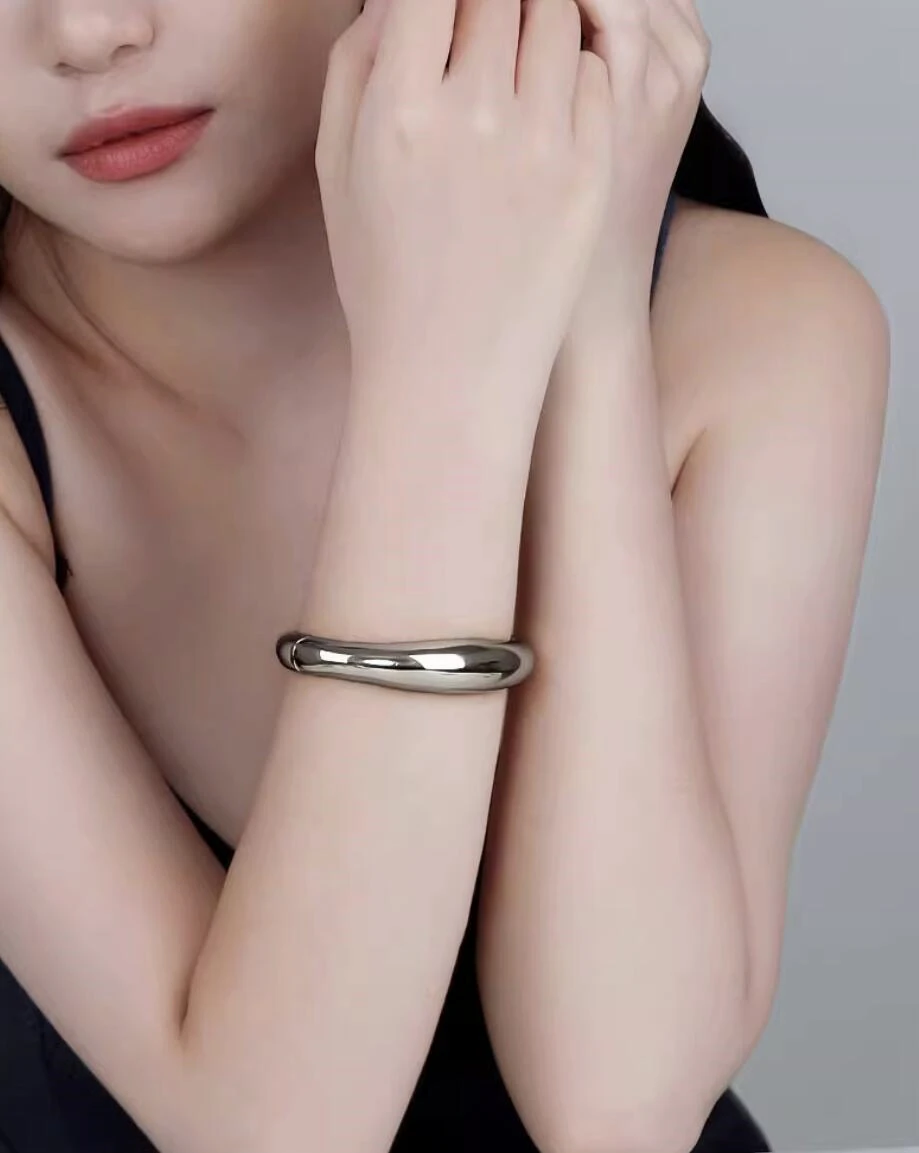 Женский широкий браслет из металлического сплава