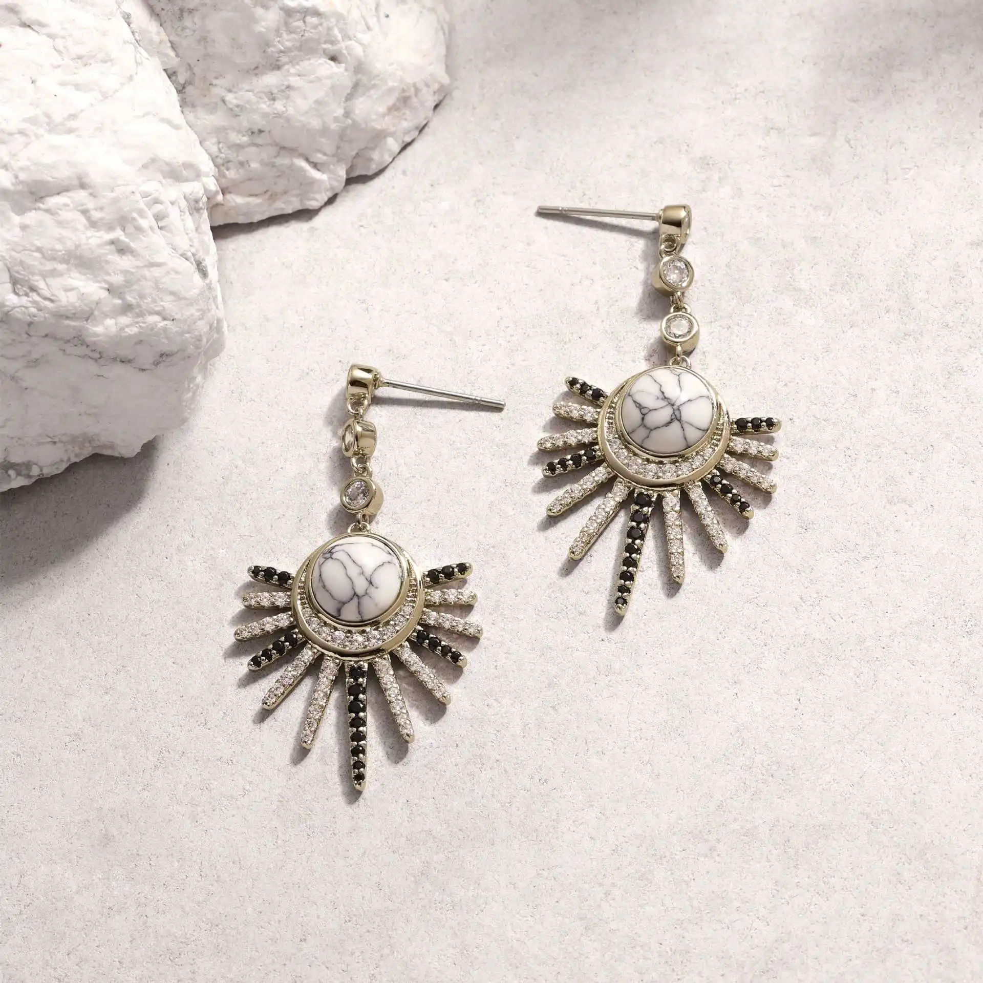 Boucles d'oreilles de styliste français en pierre de pin blanche et noire, Nano, plaqué or de haute qualité pour femmes, bijoux de scène de fête de luxe