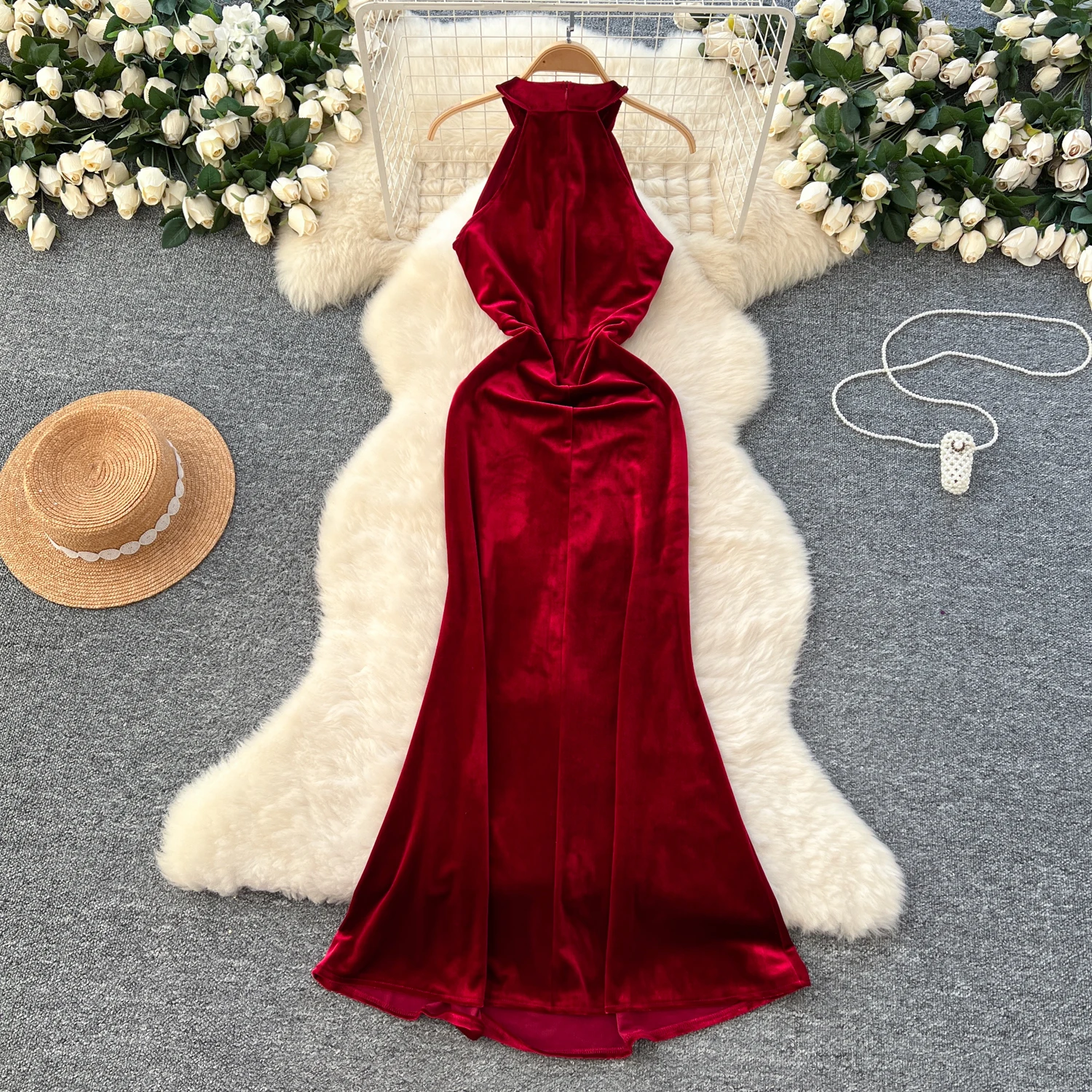 Женское платье без рукавов с лямкой на шее и стразами