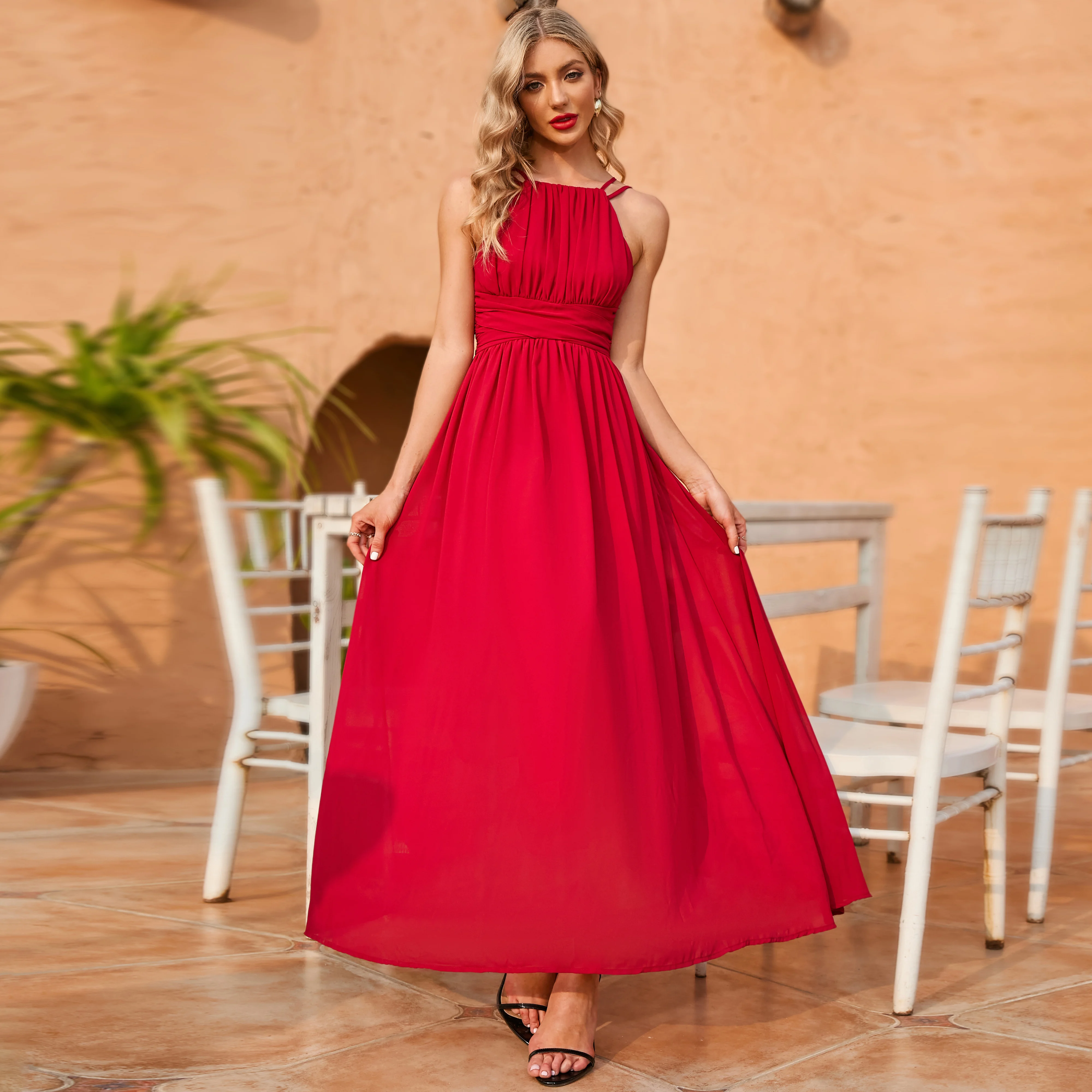 Женское облегающее платье средней длины на тонких бретельках с коротким рукавом