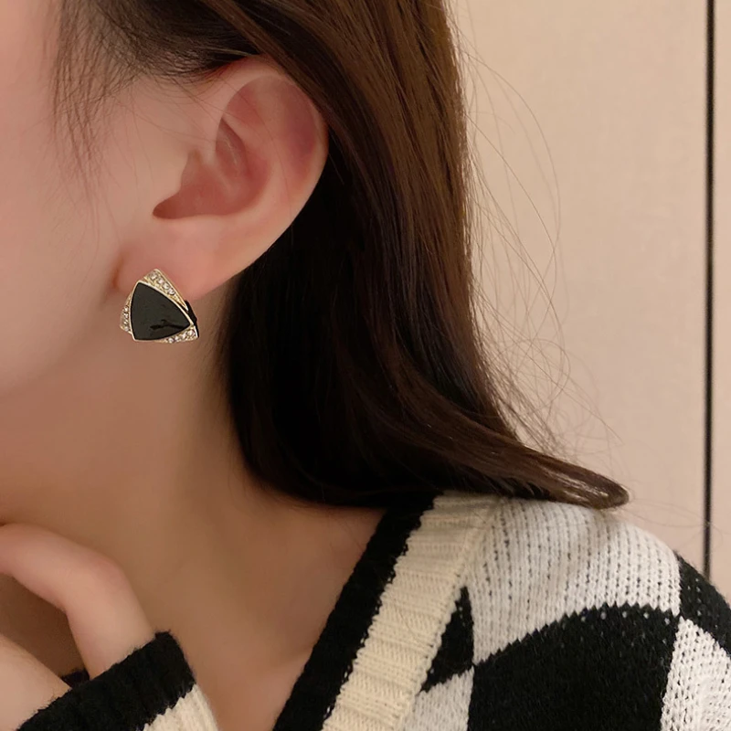 

VSnow Minimalist Black Triangle Enamel Dangle Earring for Women Elegant Rhinestones Geometrical Metallic Earring Jewelry