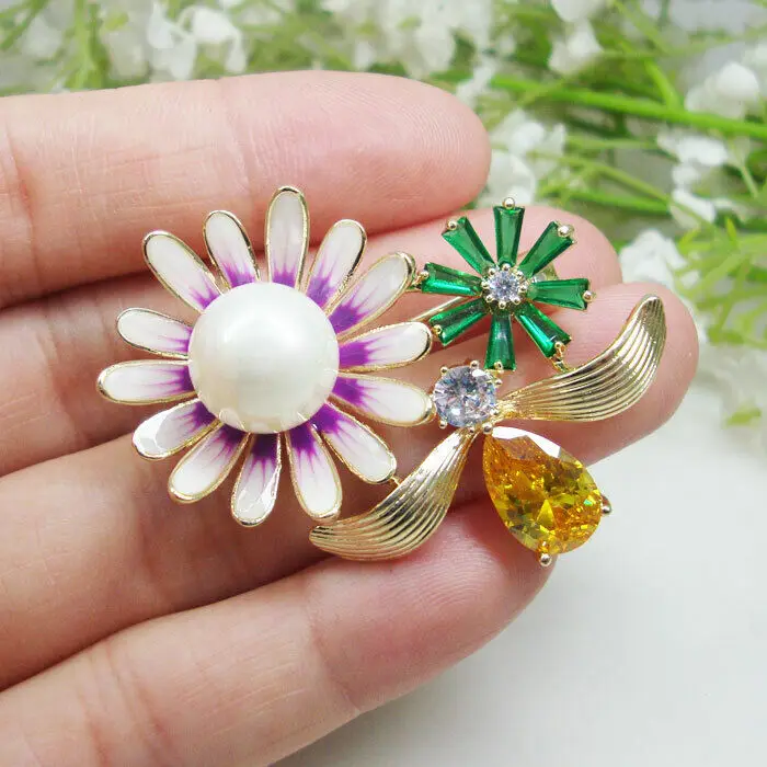

Classic Multi-color Bee Flower Pearl Woman's Pendant Brooch Zircon Crystal