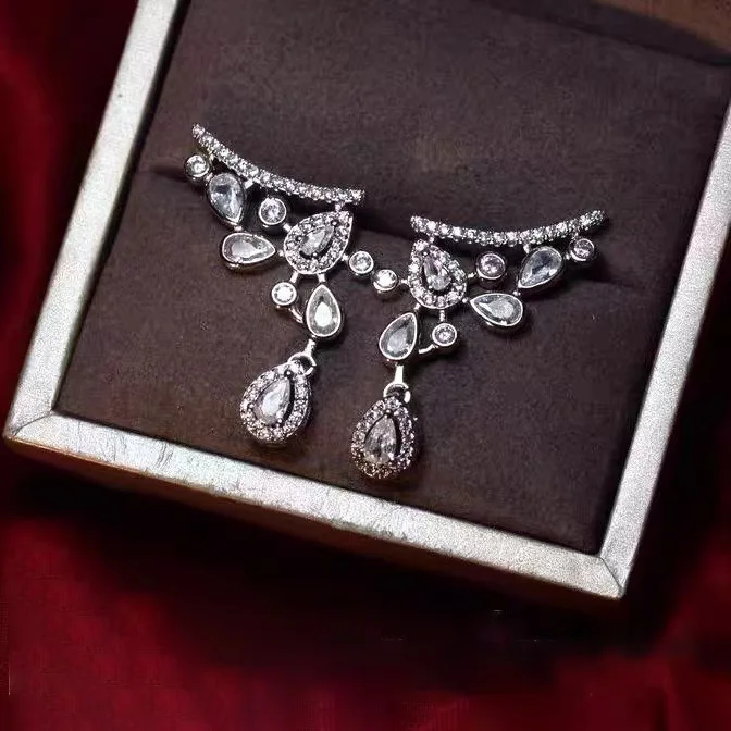 

Женские серьги-гвоздики из серебра 925 пробы с белым цирконом