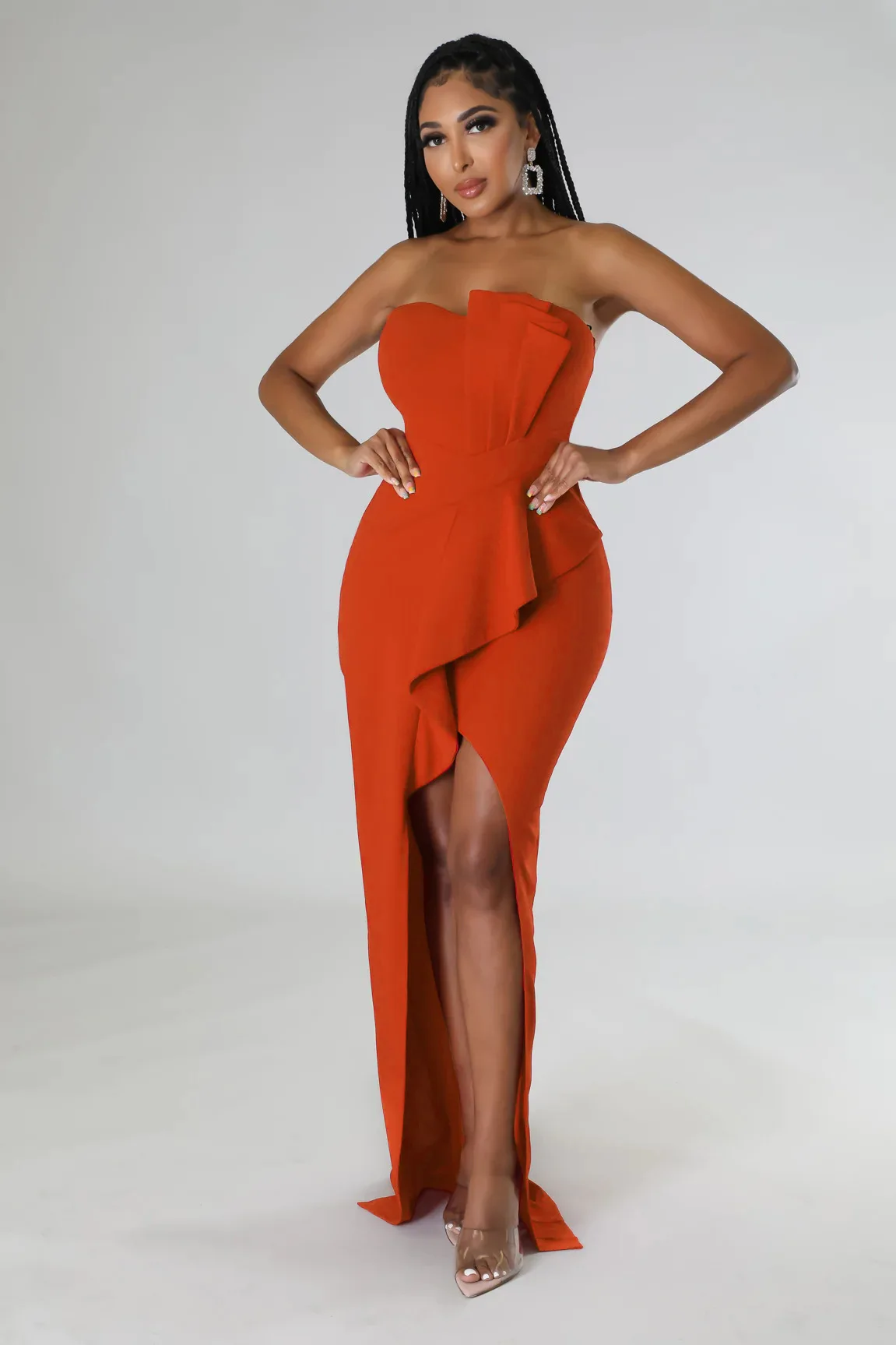 Женское платье без рукавов с высокой талией оборками и разрезом в британском