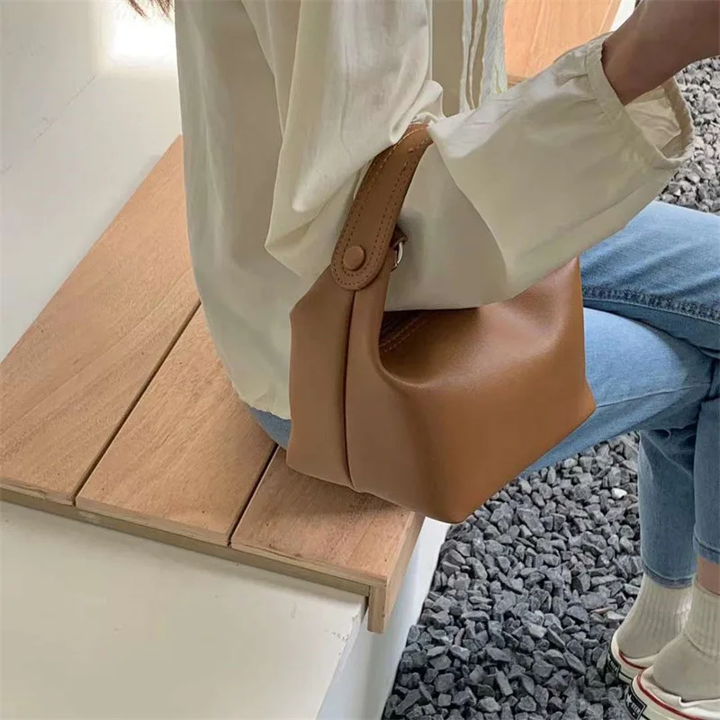 

Повседневная простая маленькая сумка, новинка весны 2022, модная сумка через плечо, сумка-мессенджер, подушка, женская сумка, сумка для подмыш...