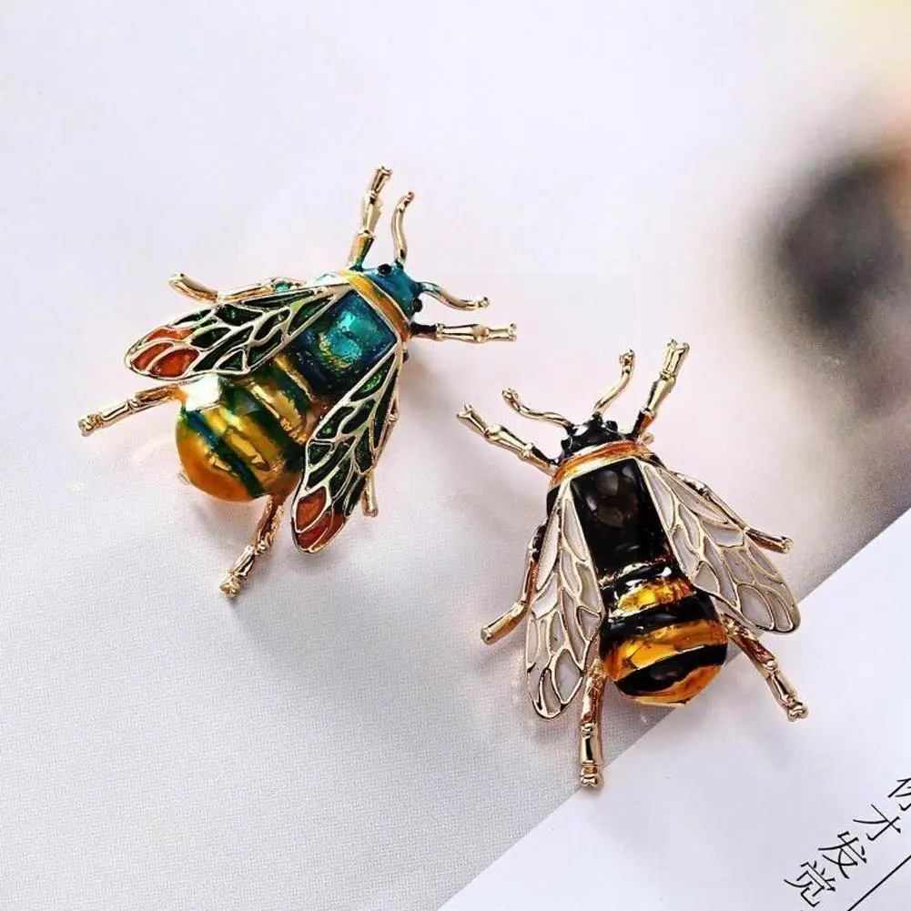 

Famous Brand Design Insect Series Brooch Women Delicate Little Bee Brooches Crystal Rhinestone Pin Delicate Little Bee Brooches