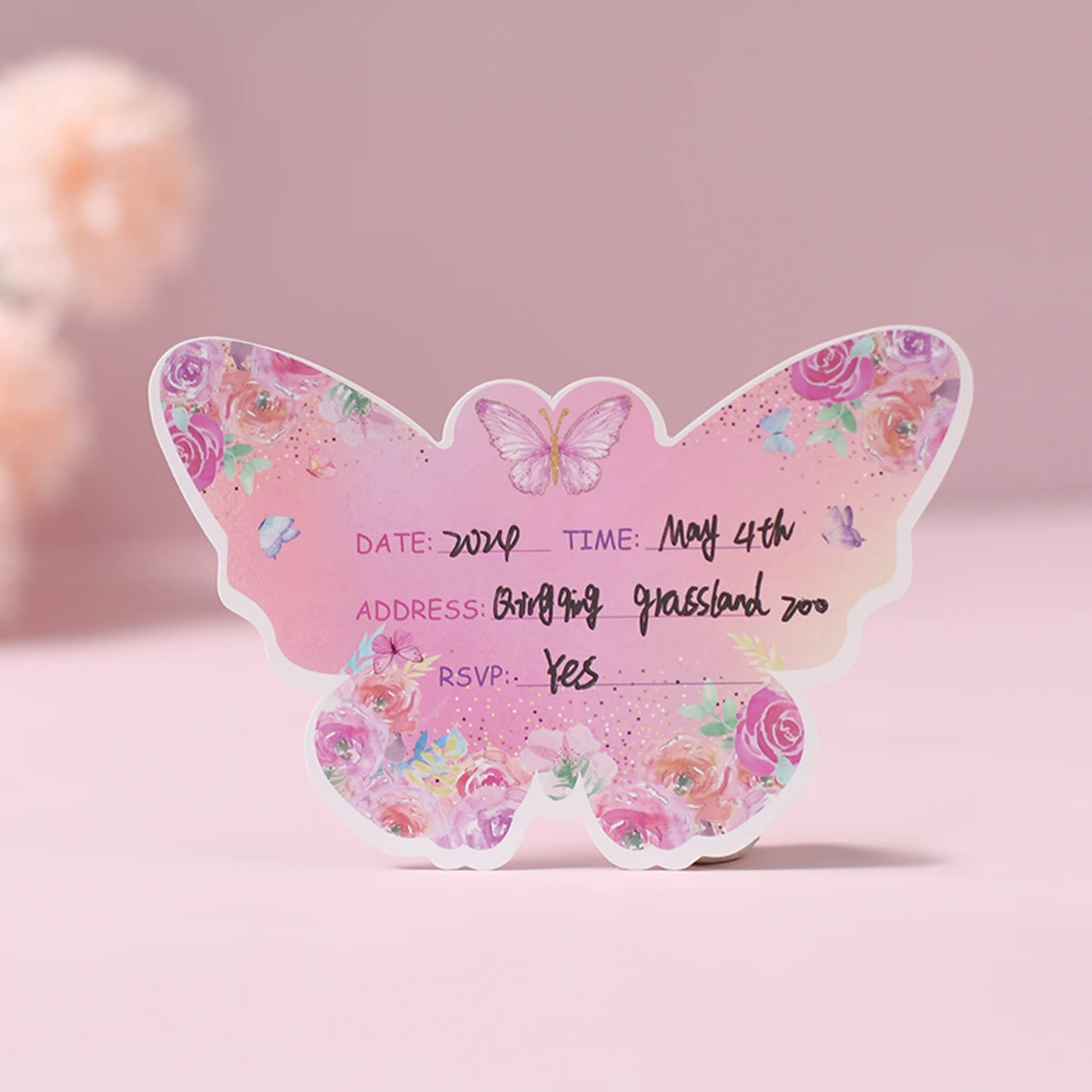 Розовая бабочка инопланетянин пригласительная открытка весенняя тема один день