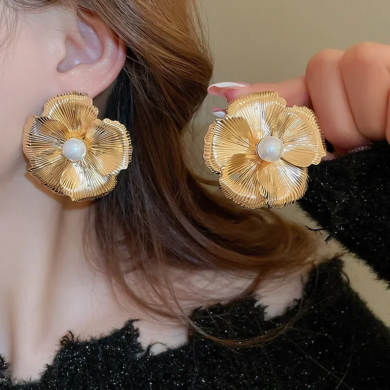 Женские серьги-гвоздики с жемчугом