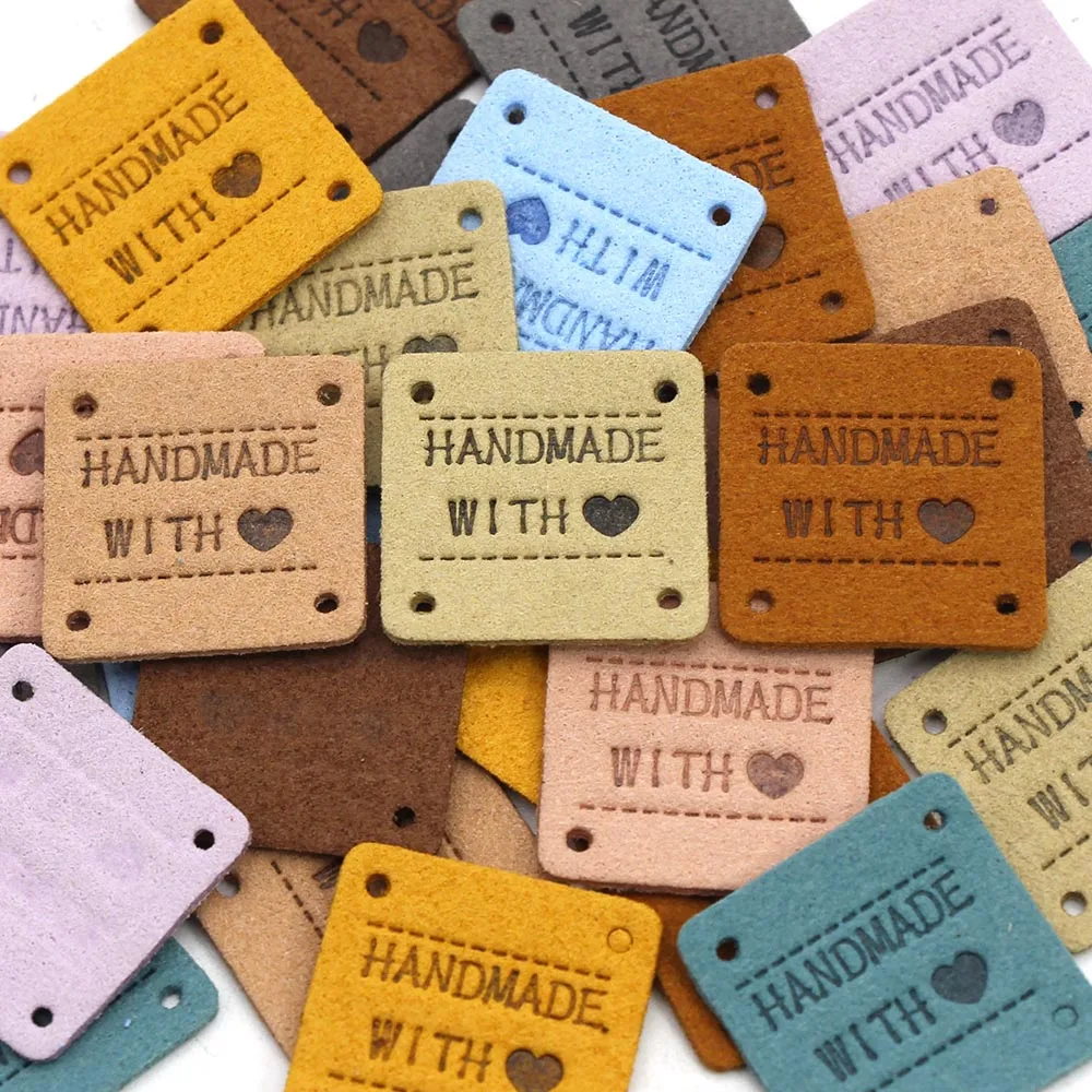 20pcs English Handmade with Love Labels 10 Colors Leather Hand Made Label for Clothing Sewing Tags on Knitted Hats Bags 25*25mm - купить по