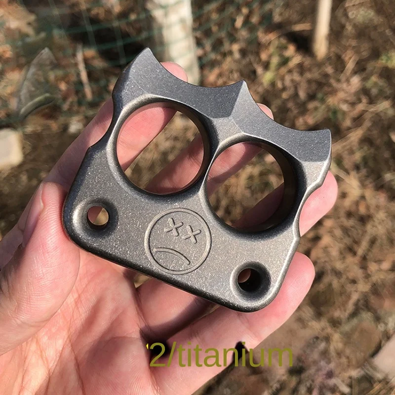 

Открывалка для бутылок из титанового сплава с двумя пальцами