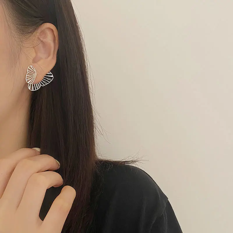 

Женские асимметричные серьги-гвоздики из серебра 925 пробы