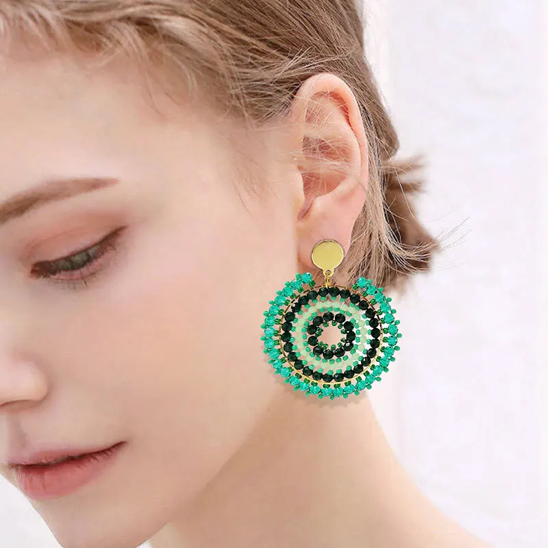 Серьги из бисера круглой формы с Оригинальными кристаллами зеленого цвета в