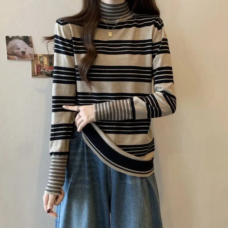 Женский вязаный свитер в полоску с воротником средней высоты свободный