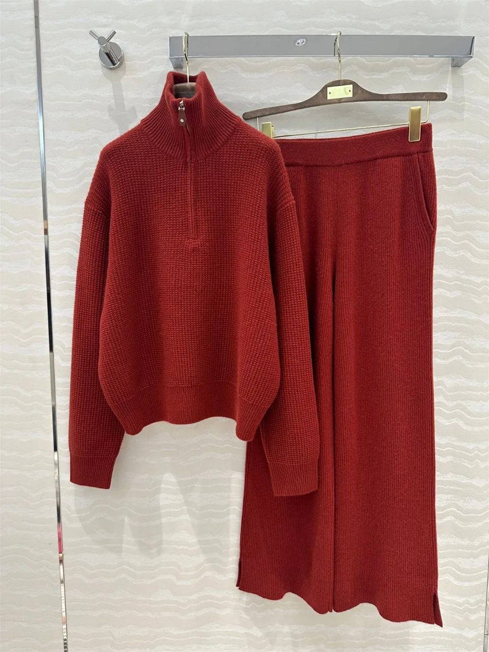 Свитер-пуловер с лацканами на молнии + прямые широкие брюки высокой талией