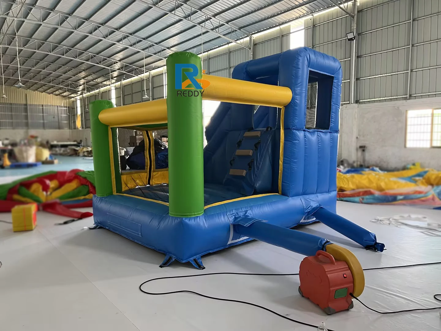 Надувная горка для семейных приключений и комбинированный дом прыжков