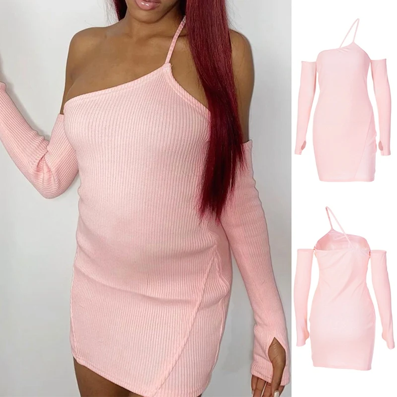 

Соблазнительное облегающее платье-мини на лямках с открытой спиной