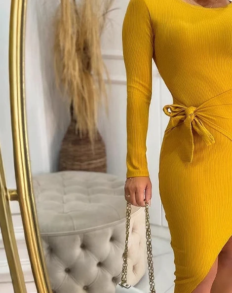 Женское однотонное тонкое облегающее платье с круглым вырезом и завязками