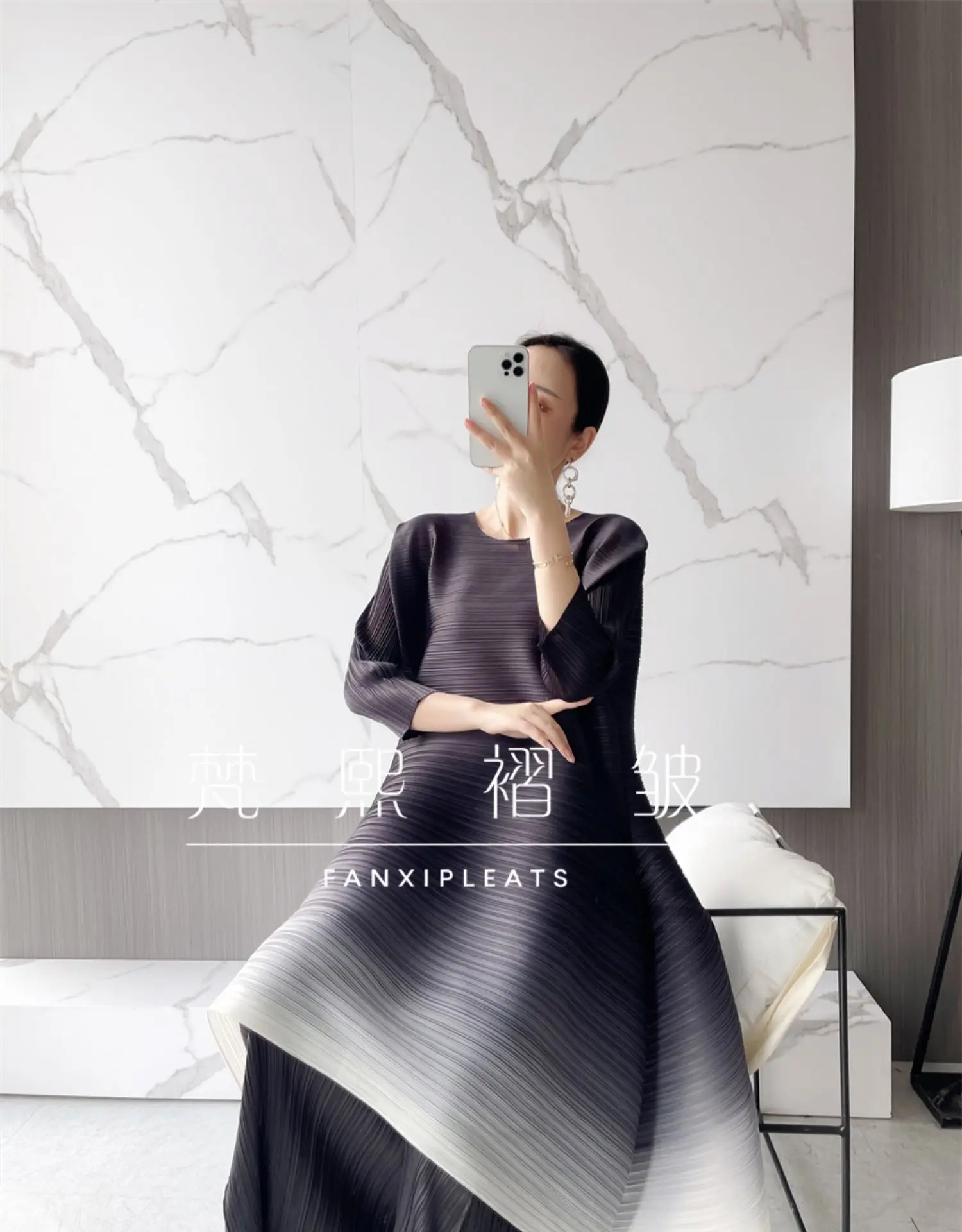 Футболка миаке со складками на шнурке и брюки двойного сложения из светильник