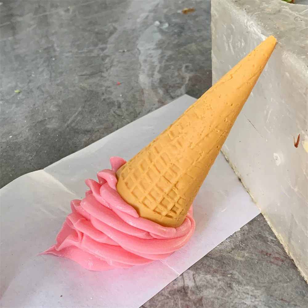 Забавные падающие мороженое в форме расплавленного мягкого подарка совок