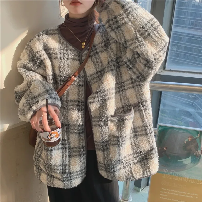

Винтажная клетчатая куртка из овечьей шерсти, женская теплая уличная одежда, флисовое пальто из искусственного меха, зимняя новая Корейская Повседневная Свободная верхняя одежда для женщин