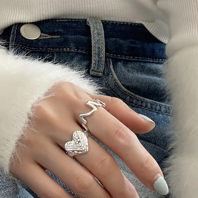 Женское кольцо из серебра 925 пробы с асимметричным рисунком