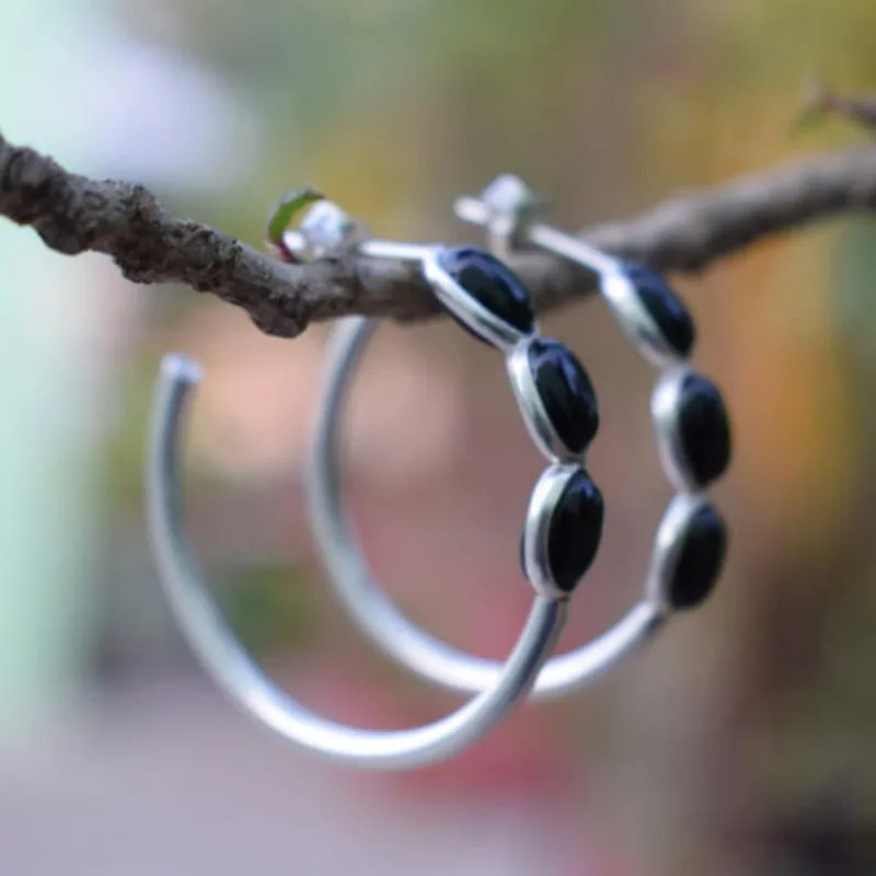 Простые и нежные черные круглые серьги-кольца из бисера подходящие для женских