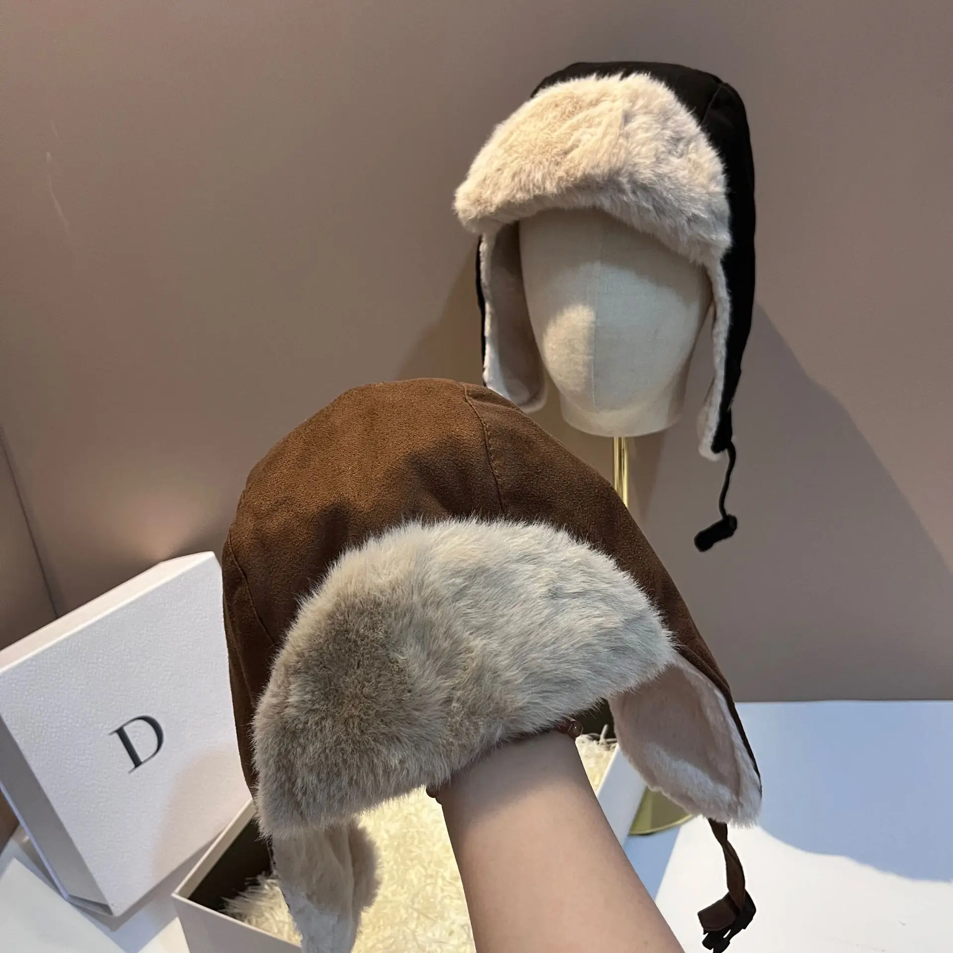 

Зимняя меховая шапка Lei Feng, женские универсальные шапки для улицы, утепленные велосипедные и Лыжные шапки с защитой ушей, ветрозащитные тепл...