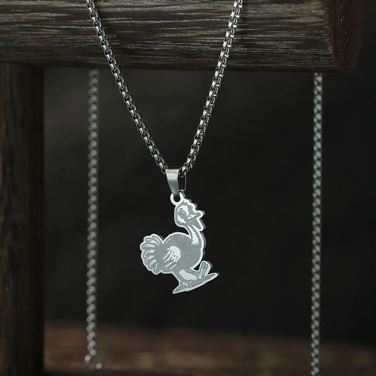 Женское колье с подвеской в виде металлической цепочки