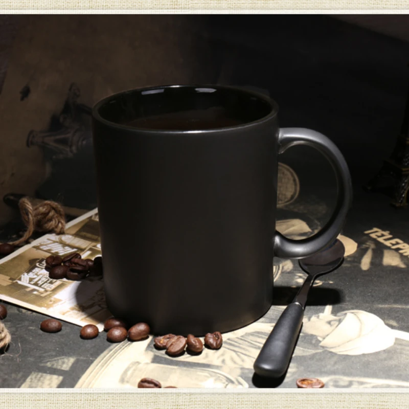 النمط الأوروبي الإبداعية الأسود ماتي كامل سعة علامة كوب أبيض وأسود سهلة نظيفة بسيطة متجمد فنجان القهوة مع ملعقة