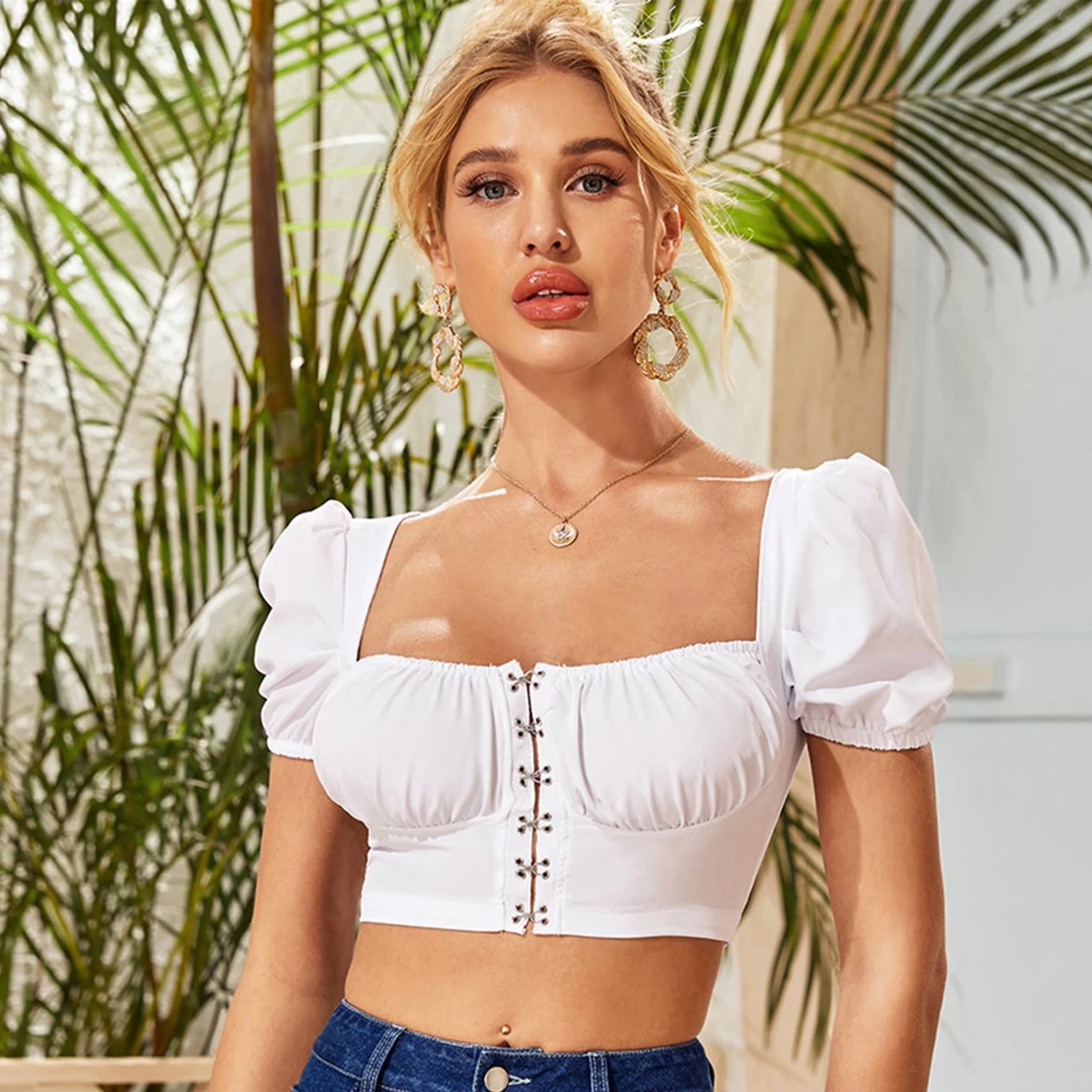 

Женская блузка с квадратным вырезом, коротким рукавом-фонариком и низким вырезом