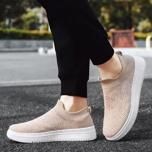 

D22 2023 Hot Men And Womens Running Shoes Mesh Breathable Sneakers White Triple Black Red Comfortable Trainers Sport 36-45