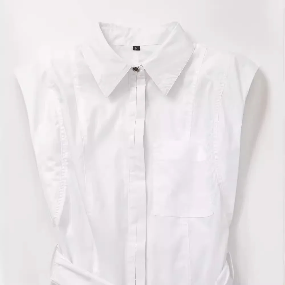 Женское платье средней длины без рукавов с поясом и отложным воротником