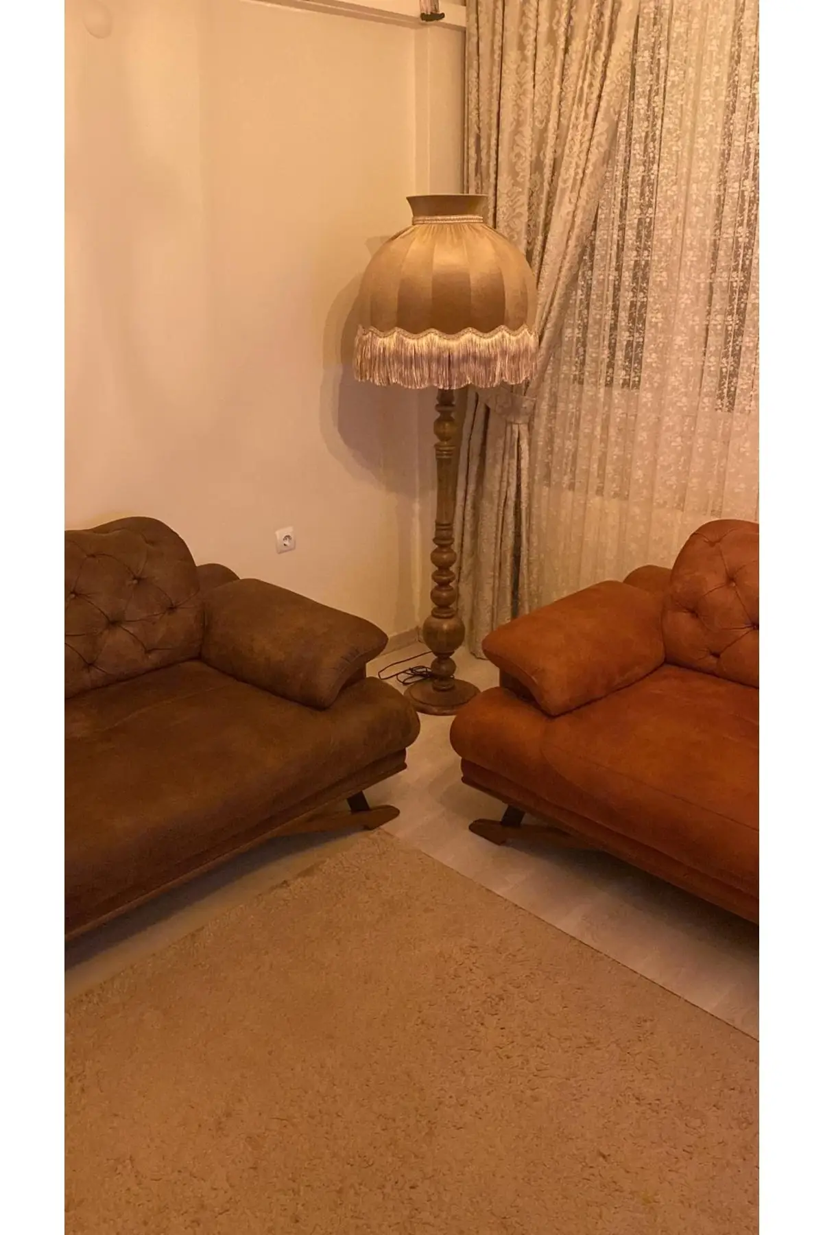 

Фон для фотографирования с изображением меда и деревянных ножек