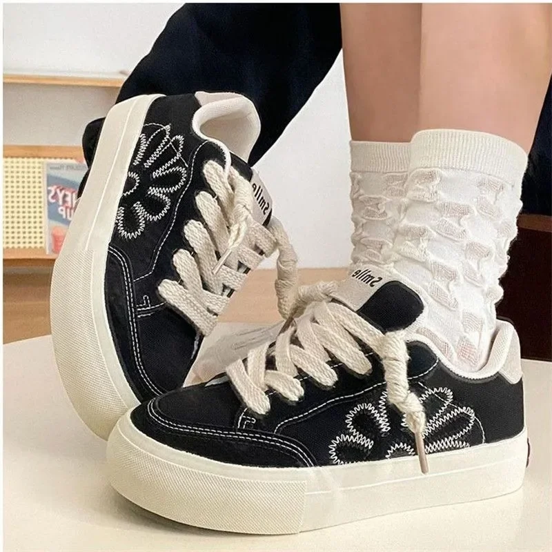 Модные женские туфли с круглым носком ремешками и цветочным украшением удобная