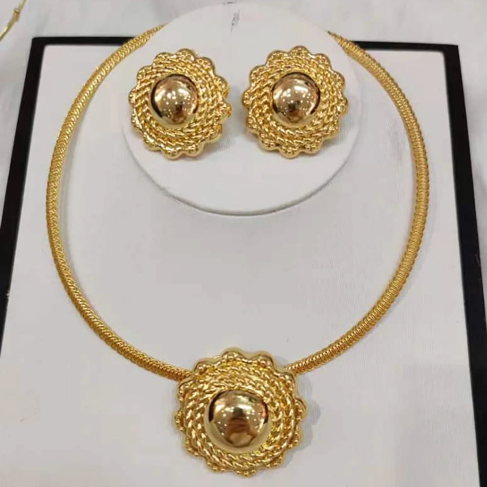 

Комплект из колье и серёг из металлического сплава