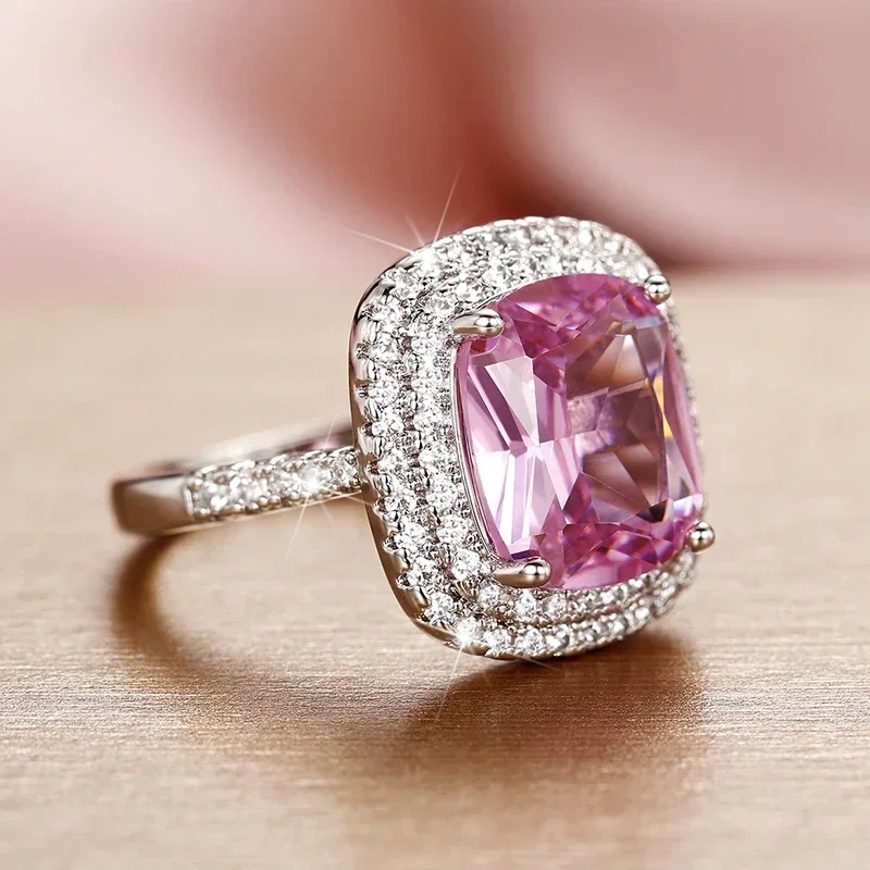 Женское обручальное кольцо с розовым муассанитом и фианитом роскошное