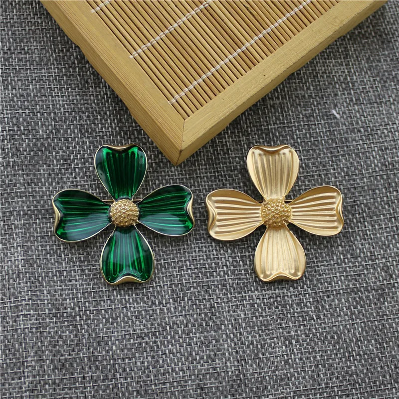 

the ancient method of cui li dong clovers matte gold brooch overcoat shawl collar pin Qingdao factory direct sale