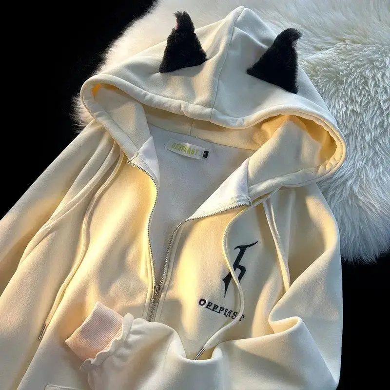 Рисунок 2 - Кардиган с капюшоном с кошачьими