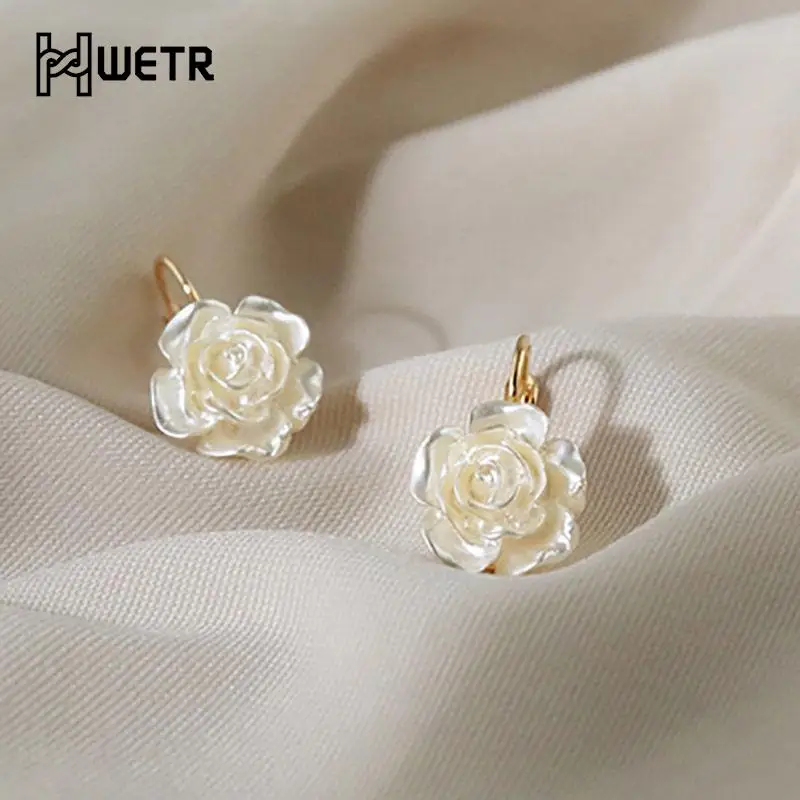 Женские серьги-подвески в виде цветка камелии Женские серьги-подвески в виде цветка камелии