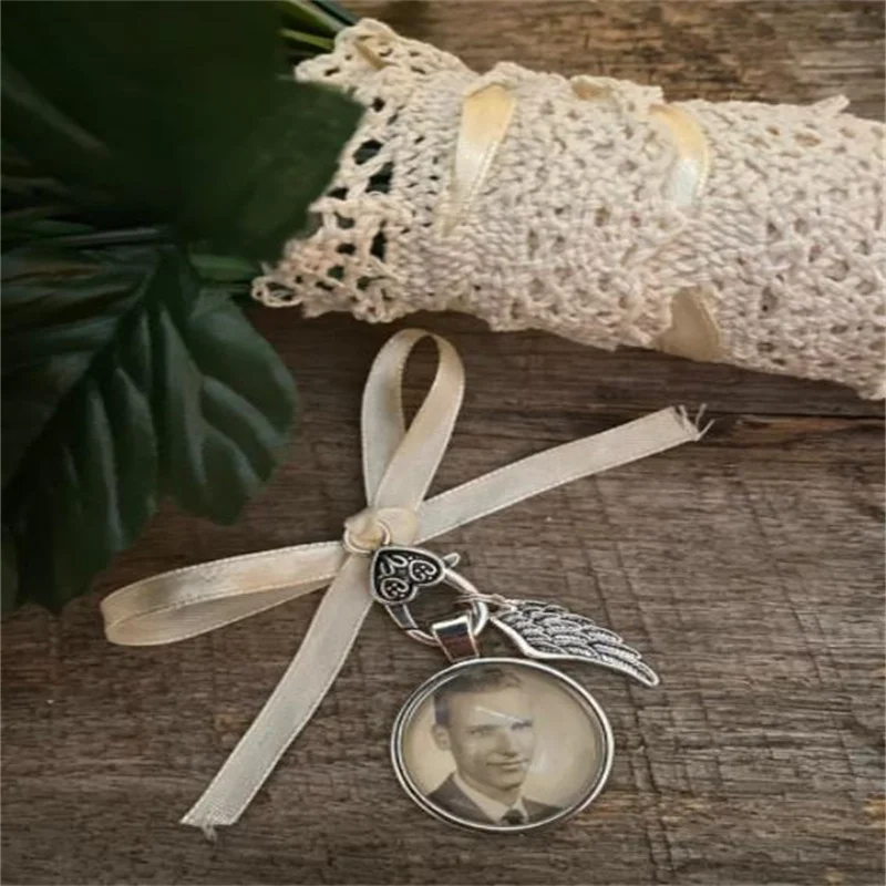 

Бутоньерка с застежкой-карабином для свадебной церемонии