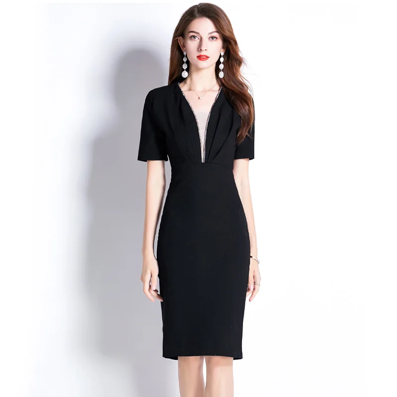 

Женское платье-футляр с коротким рукавом и V-образным вырезом