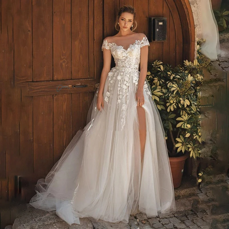 

2023 High Side Slit Wedding Dress V-Neck Bride Dress Off Shoulder Back Buttons Appliques Tulle Sweep Train Vestido De Novia