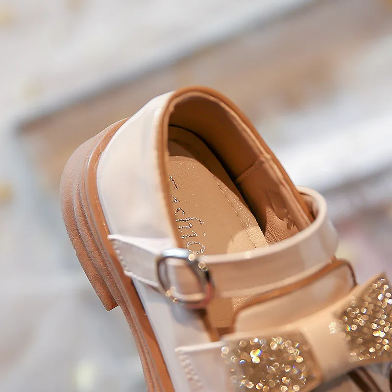 Детская обувь из лакированной кожи с окантовкой женская бантом и петлей весна 2023