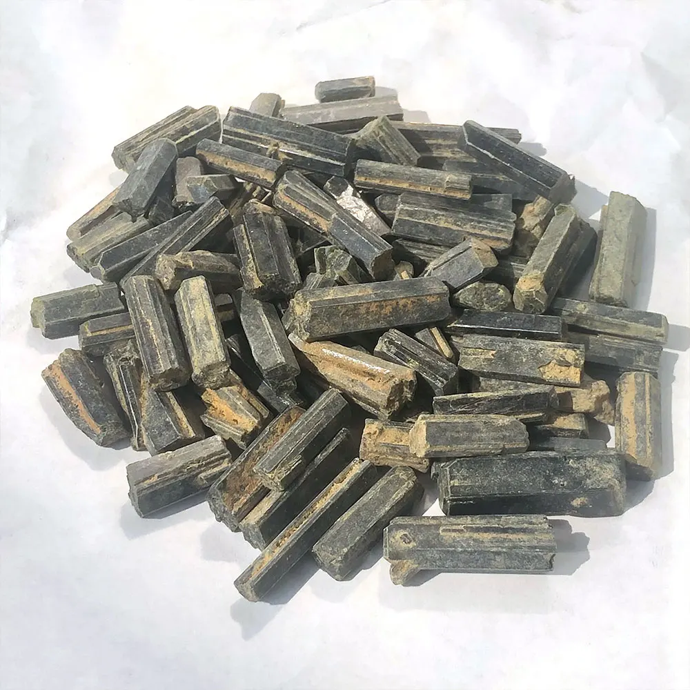 

Натуральные кристаллы зеленого турмалина