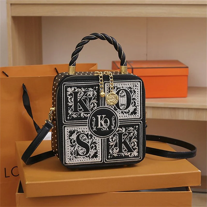 

Дизайнерская дамская сумочка женская, с цепочкой и плечевым ремнем, 2022