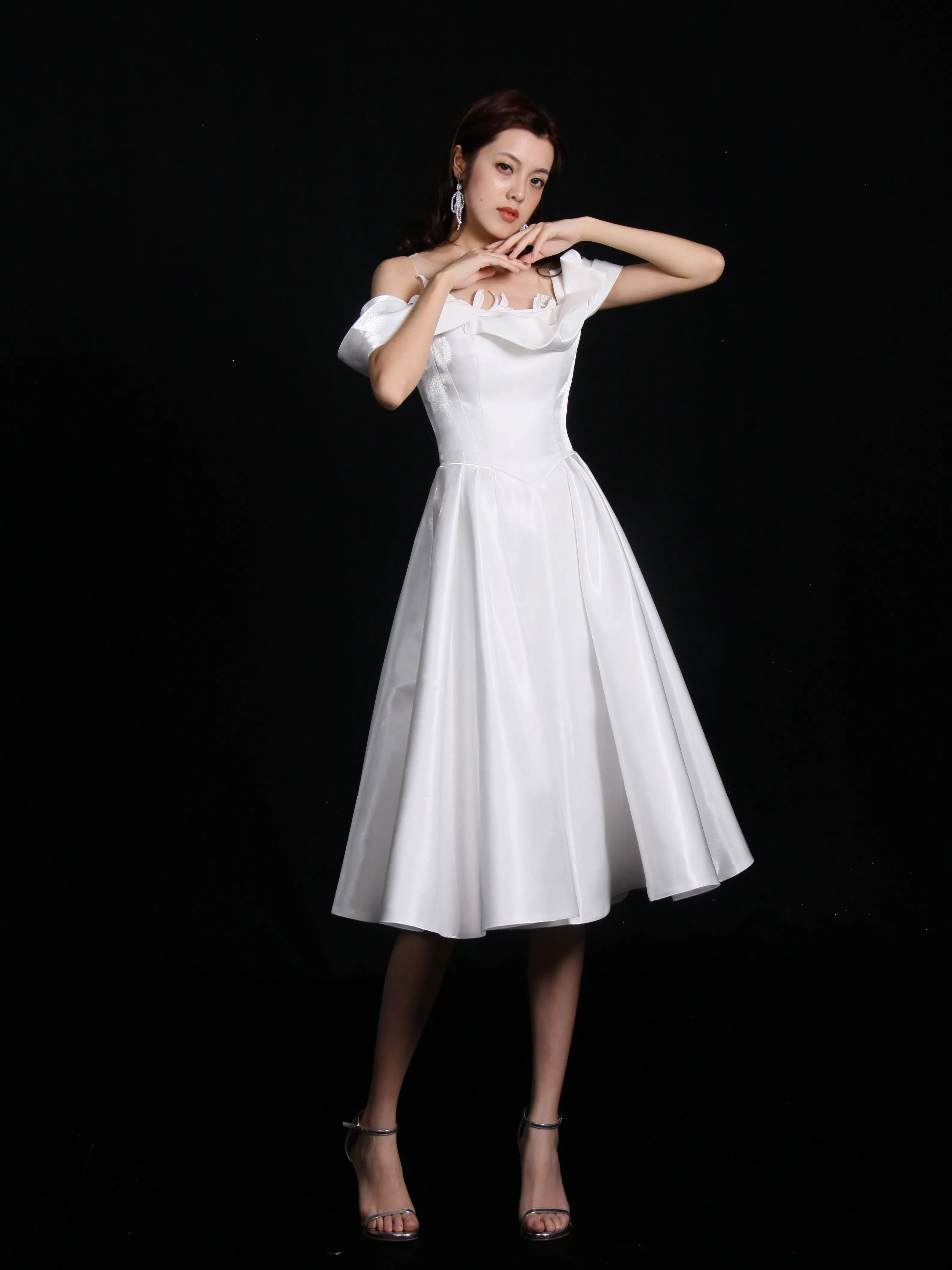 

Latest Dream Satin Handmade Flowers White Wedding Dress