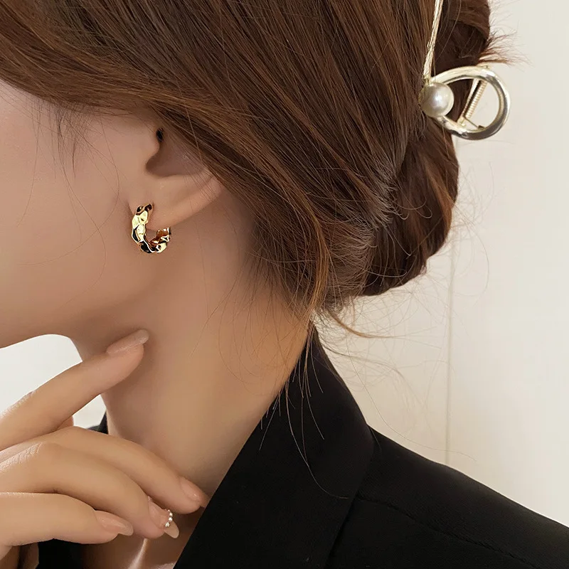 Посеребренные морщинистые текстурированные металлические серьги в классном