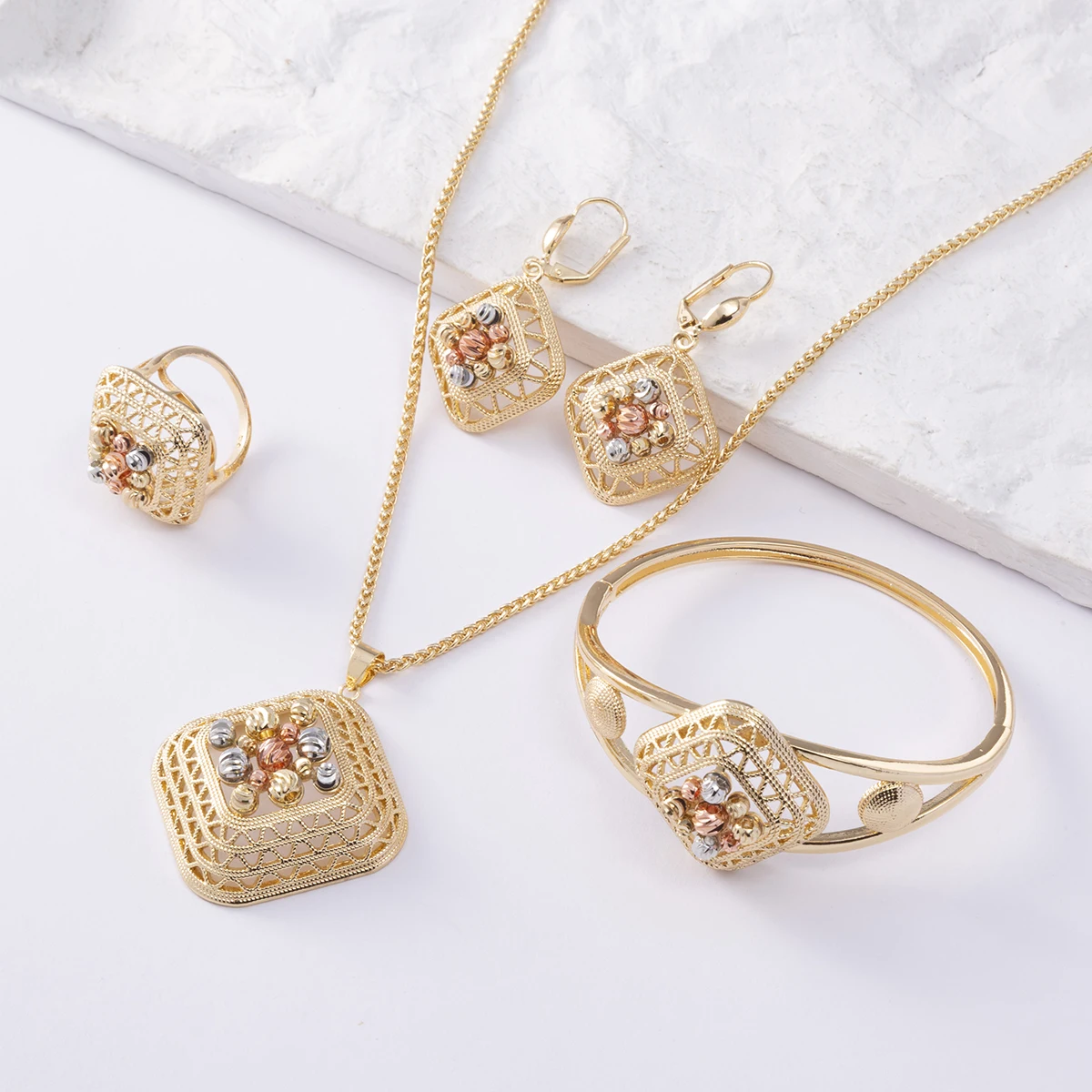 

Fashion Women's Jewelry Hollow Out Inlay Design Necklace Earrings And Bracelets Ring Gold Wedding Dubai African Jewelry