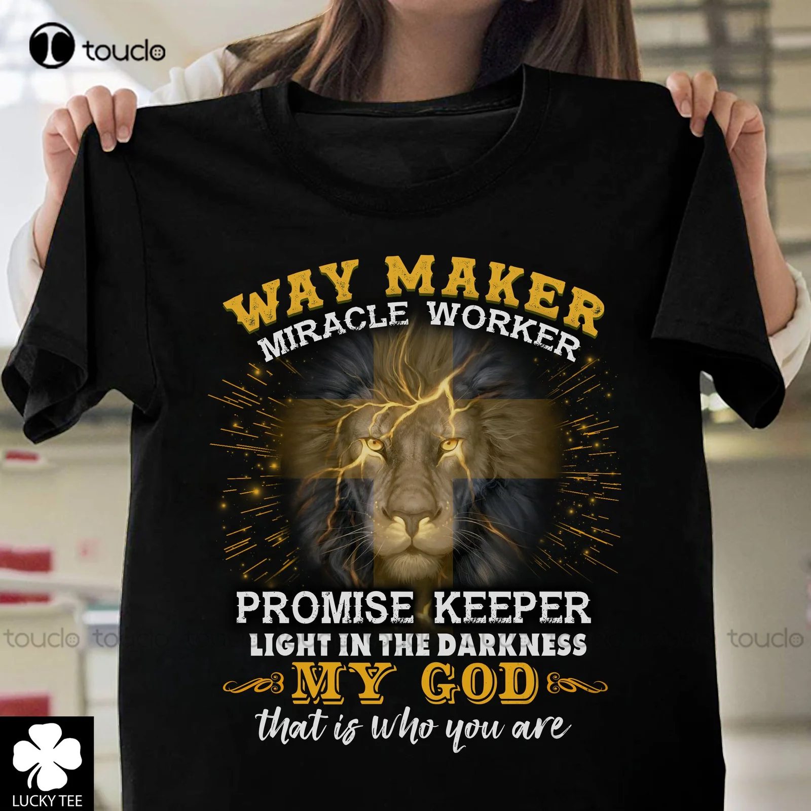 

Футболка мужская черная с надписью «Christian Lion Way Maker Miracle»