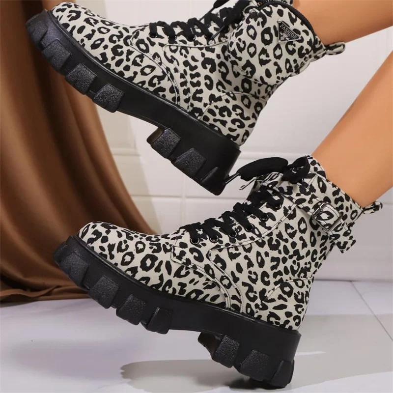 Женские ботинки с леопардовым принтом короткие на толстом каблуке ремешке в